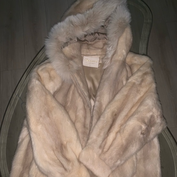 Montreal Mink Coat, Size M. Discounted bc zipper - Picture 1 of 3